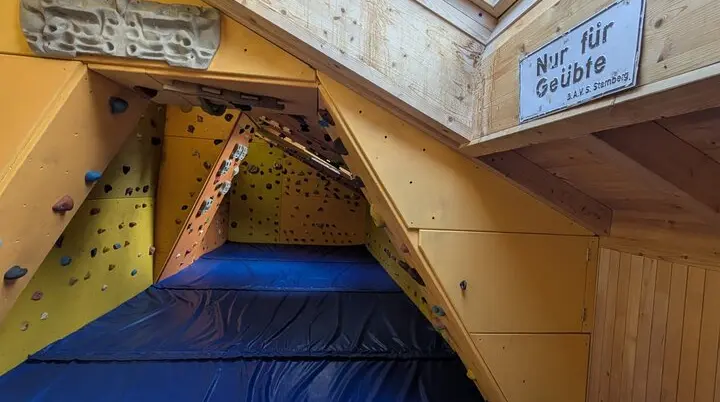 Foto Boulderraum Perspektive vom Dachfenster | © DAV Starnberg/Marc Werny