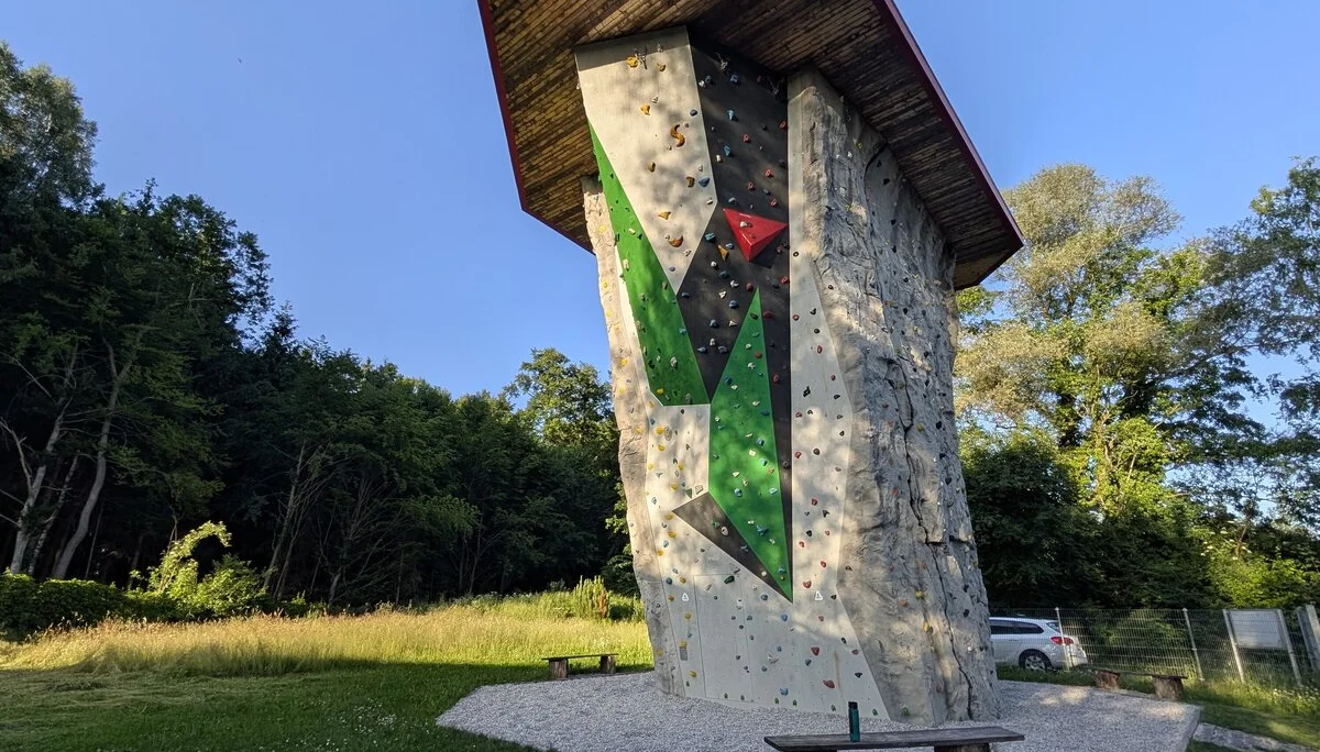 Kletterturm Starnberg in Abendsonne mit Bank und Garten im Vordergrund | © DAV Starnberg/Marc Werny