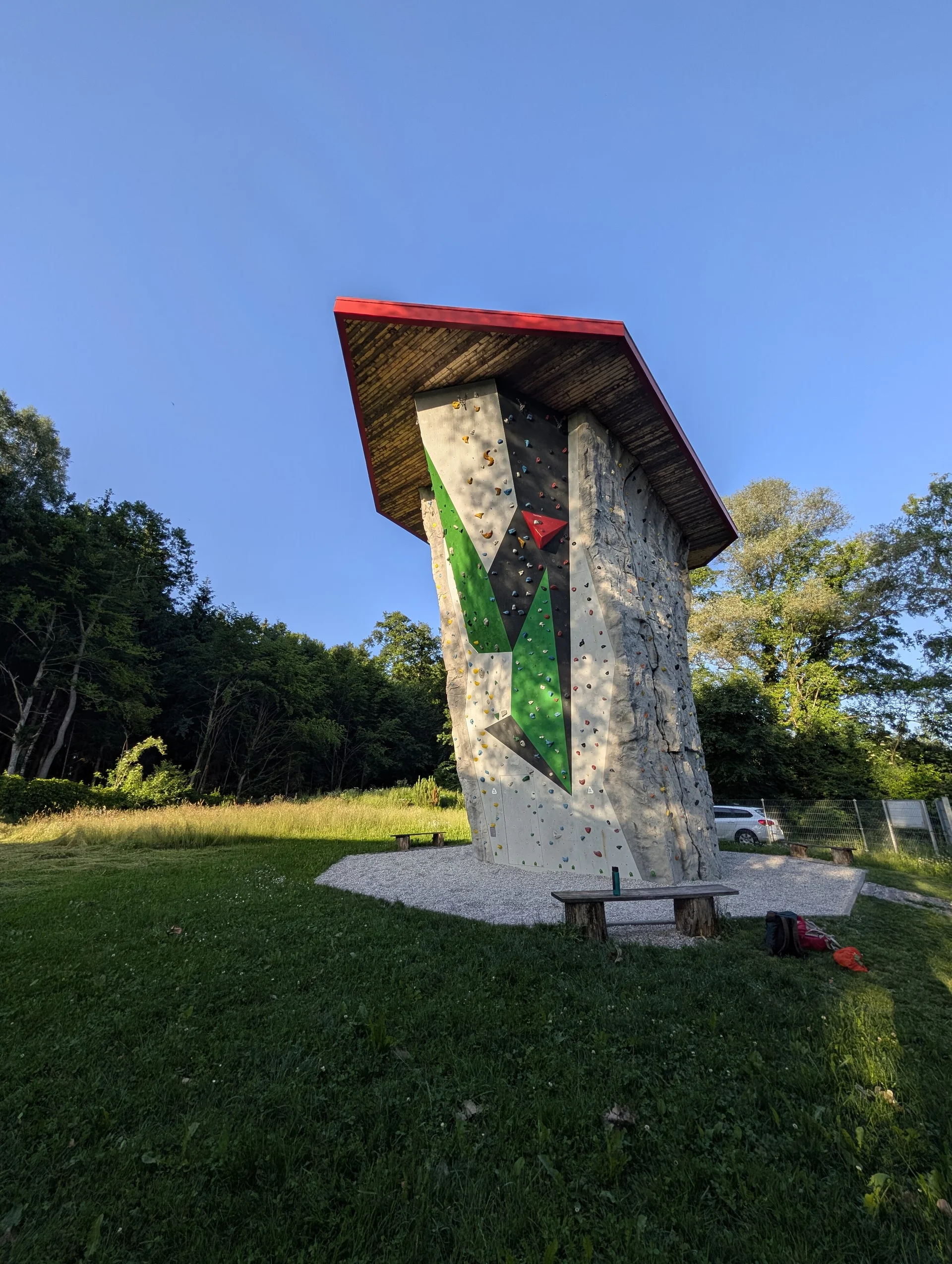 Kletterturm Starnberg in Abendsonne mit Bank und Garten im Vordergrund | © DAV Starnberg/Marc Werny