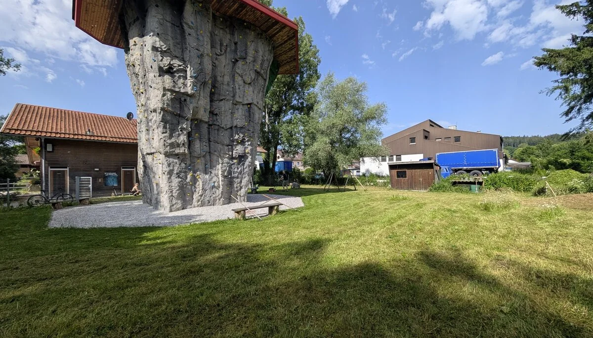Kletterturm Starnberg mit Garten, Reck und Vereinsheim im Hintergrund | © DAV Starnberg/Marc Werny