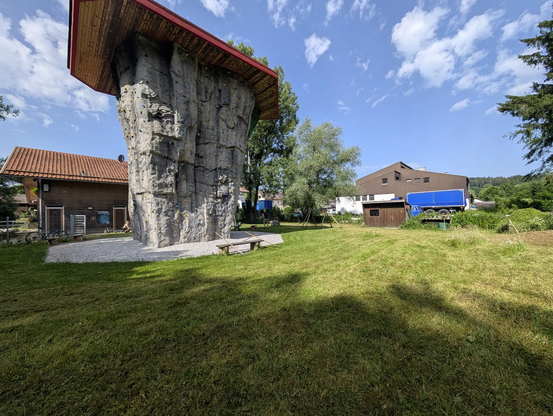 Kletterturm Starnberg mit Garten, Reck und Vereinsheim im Hintergrund | © DAV Starnberg/Marc Werny