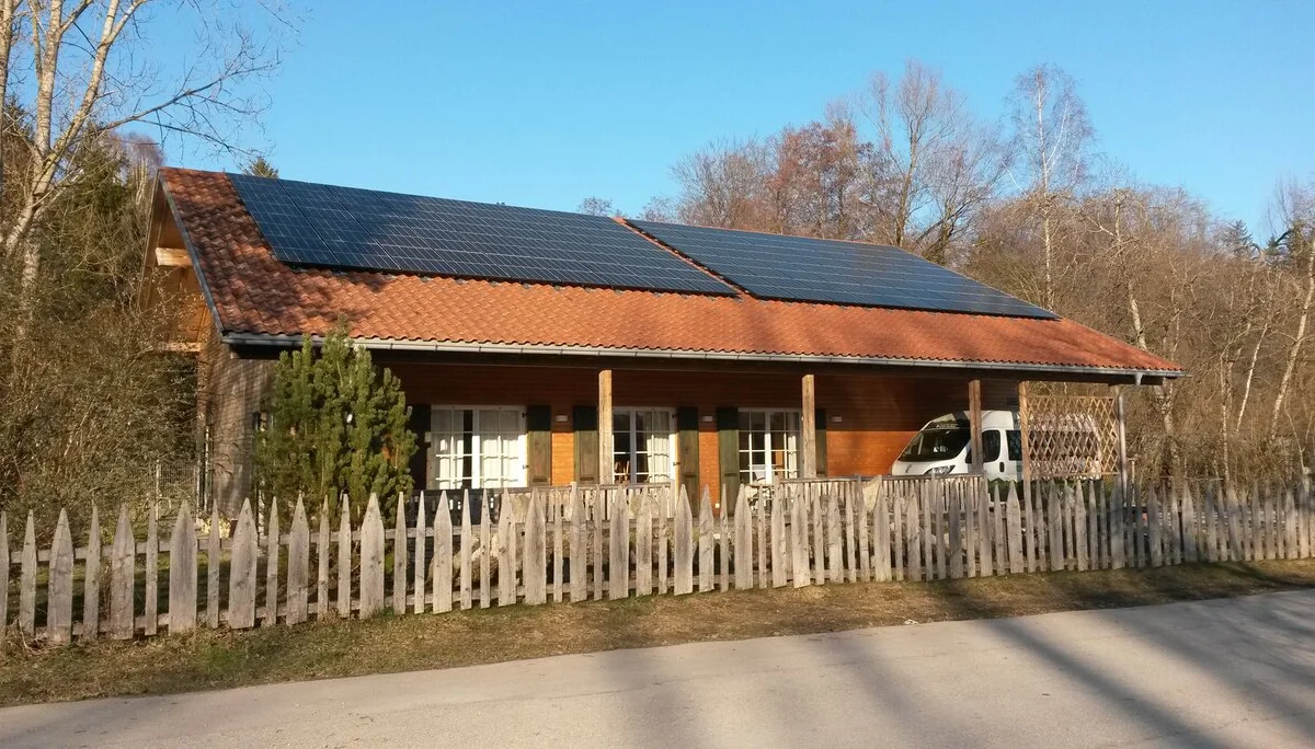 Vereinsheim mit Solardach von der Straße aus | © DAV Starnberg