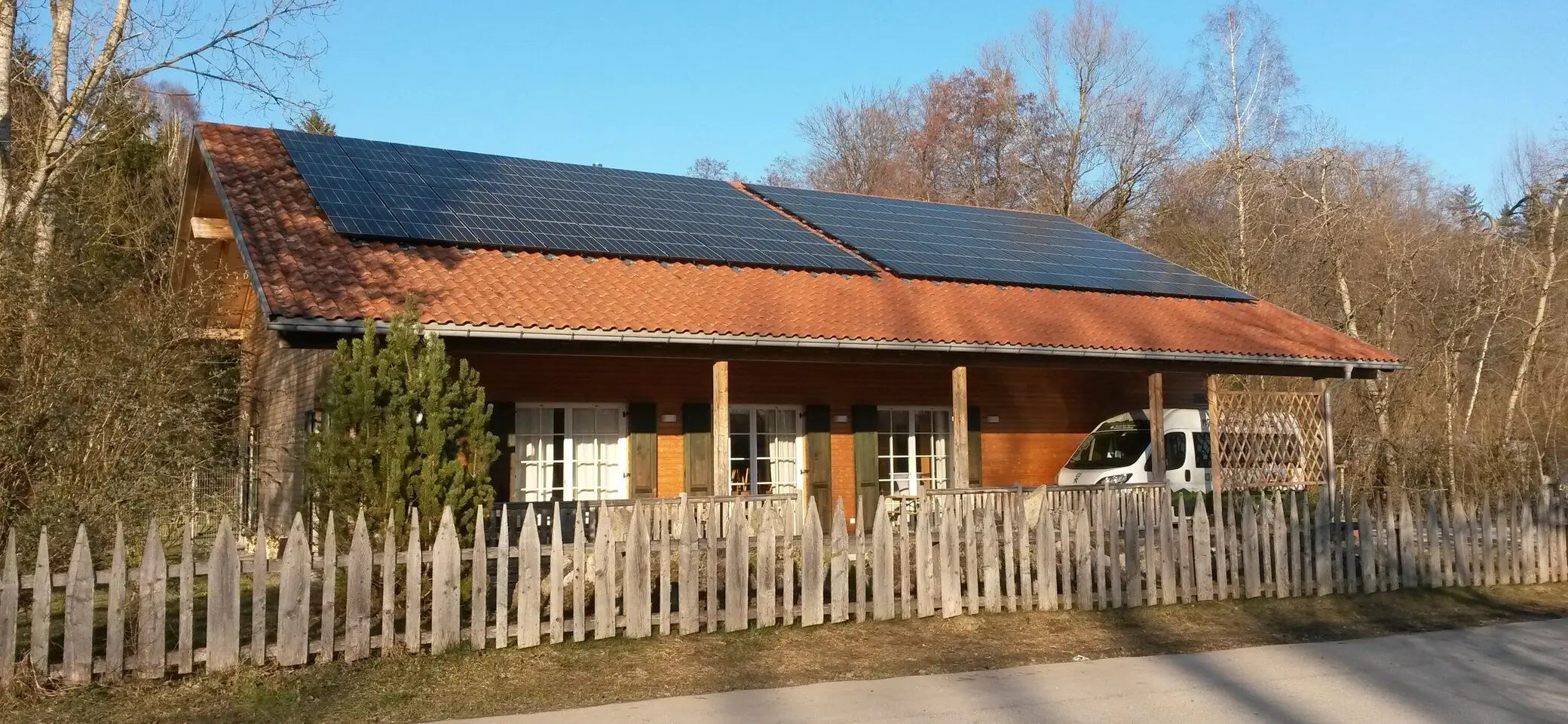 Vereinsheim mit Solardach von der Straße aus | © DAV Starnberg