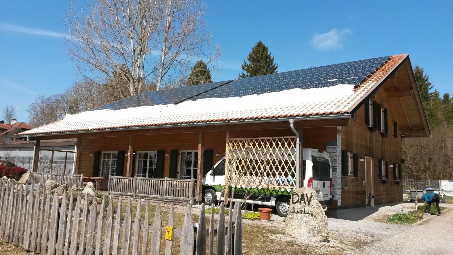 Vereinsheim von der Einfahrt aus mit Schnee auf dem Dach, Vereinsbus, Steingarten | © DAV Starnberg