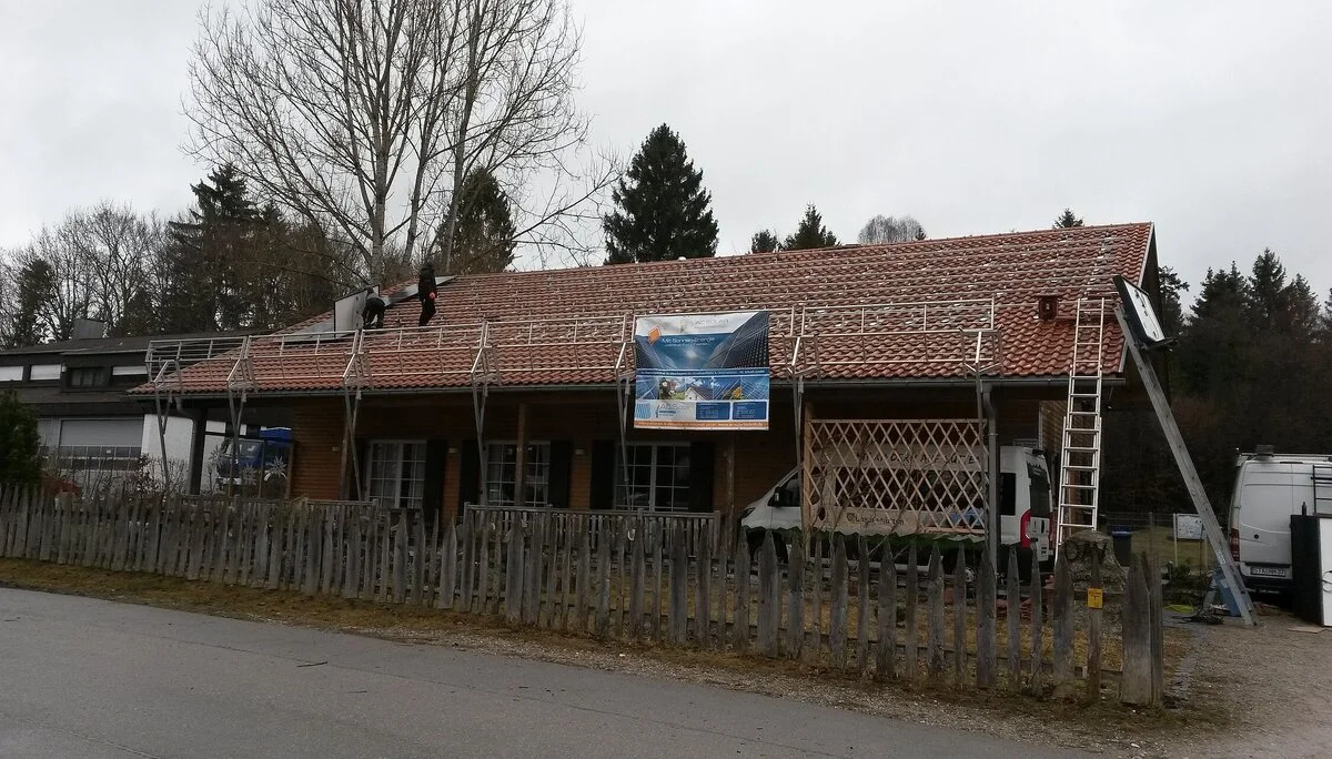 PV-Anlage Aufbau - Erste Schritte, Grundgerüst auf Dach | © DAV Starnberg
