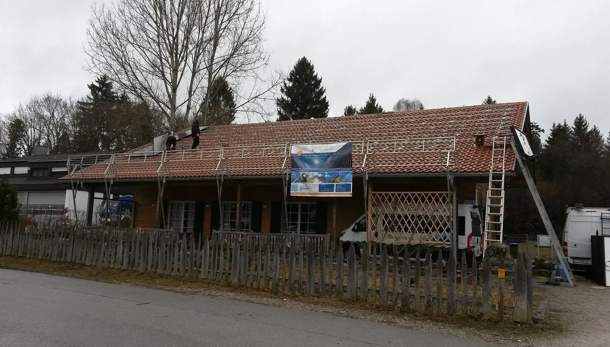 PV-Anlage Aufbau - Erste Schritte, Grundgerüst auf Dach | © DAV Starnberg
