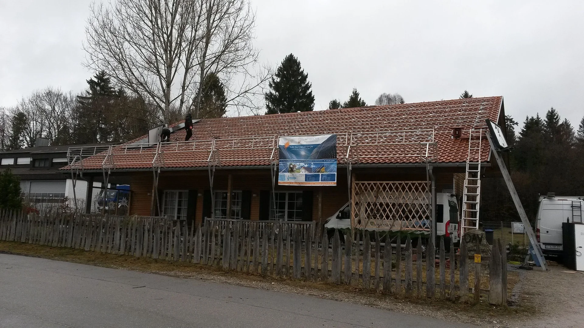 PV-Anlage Aufbau - Erste Schritte, Grundgerüst auf Dach | © DAV Starnberg