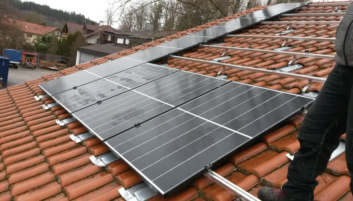 PV-Anlage Aufbau - Erste Solarzellen auf dem Dach | © DAV Starnberg