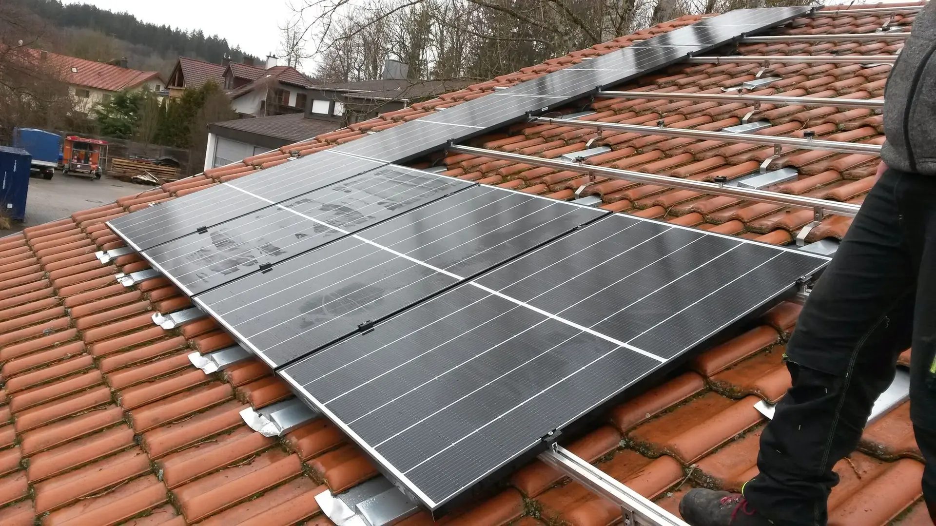 PV-Anlage Aufbau - Erste Solarzellen auf dem Dach | © DAV Starnberg