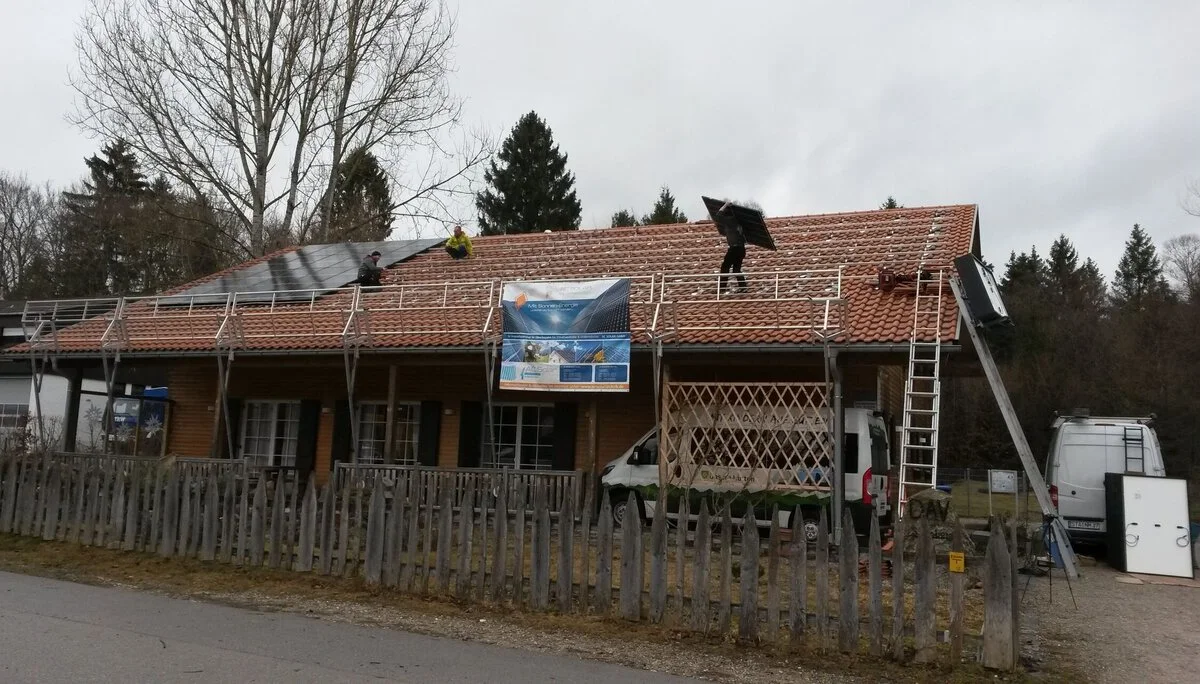 PV-Anlage Aufbau - Arbeiter trägt Solarzelle auf dem Dach | © DAV Starnberg