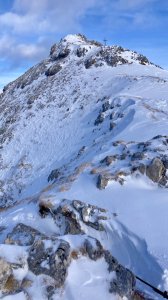 der lange Ostgrat der Alpspitze - schau so abgeblasen aus, dennoch ist das Spuren anstrengend und wir wechseln mehrfach von Ski auf zu Fuß und zurück