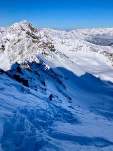 mühsamer Abstieg zurück zum Skidepot: Schnee und lose Steine geben wenig Halt