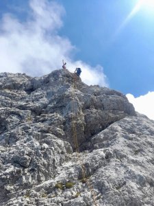 ettliche Male müssen wir abseilen (max. 25m), dafür passts hervorragend, 2x25m Halbseile einzupacken...)