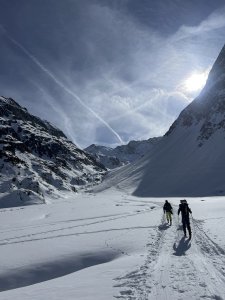 Wir wählen die Strecke durchs Windtal und gehen nicht Richtung xx, sondern gleich Richtung Hinteres Umbaltörl: Bei so wenig Schnee scheint es nicht ratsam die Dreiherrenspitze direkt von Norden zu überschreiten. Evtl können wir am Umbaltörl angelangt bei Sicht und Zeit doch noch über den Sommerweg noch Richtung Gipfel queeren...