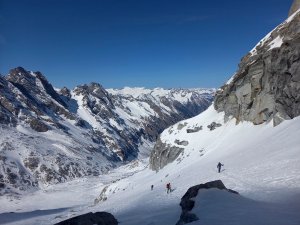 Wenig Schnee auf dem Floitenkees. Anders als in früheren Jahren muß man aktuell ca 50hm Über Fels klettern um auf den Gipfel des Großen Löfflers zu gelangen, den wir wegen der sturmartigen Böen auslassen