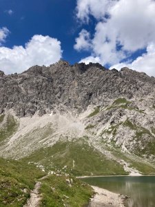 wir machen einen Abstecher zum Steinsee zum baden und blicken zurück auf unsere Tour - das Gipfelkreuz sieht man von hier leider nicht...