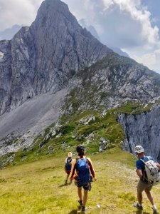 die nördliche Riffelspitze türmt sich majestätisch vor uns auf, aber heute steigen wir von der Schönangerscharte ins Höllental ab...