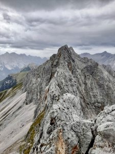 Blick den Grat entlang Richtung westliche Wangscharte und Oberreintalschrofen...