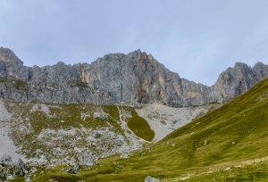 Die Route verläuft ziemlich in der Fallinie der Scharnitzspitze