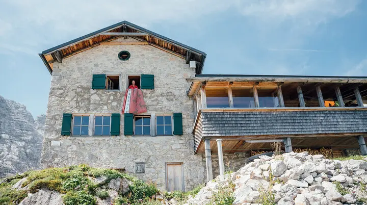 DAV-Berghütte aus Stein: Blick von unterhalb | © DAV / Julian Rohn