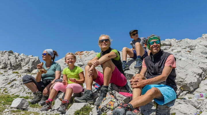 Eine Familie macht Mittagspause auf dem Berg | © DAV / Norbert Freudenthaler