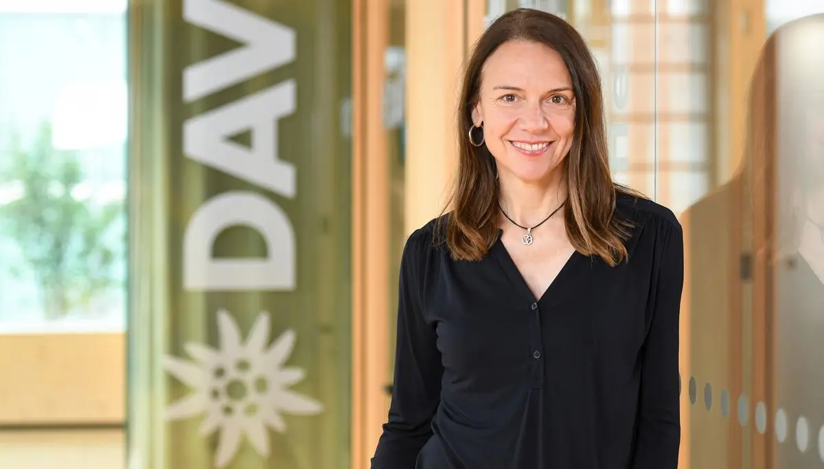 Geschäftsführerin Andrea Händel - fotografiert vor dem DAV-Logo | © DAV/Tobias Hase